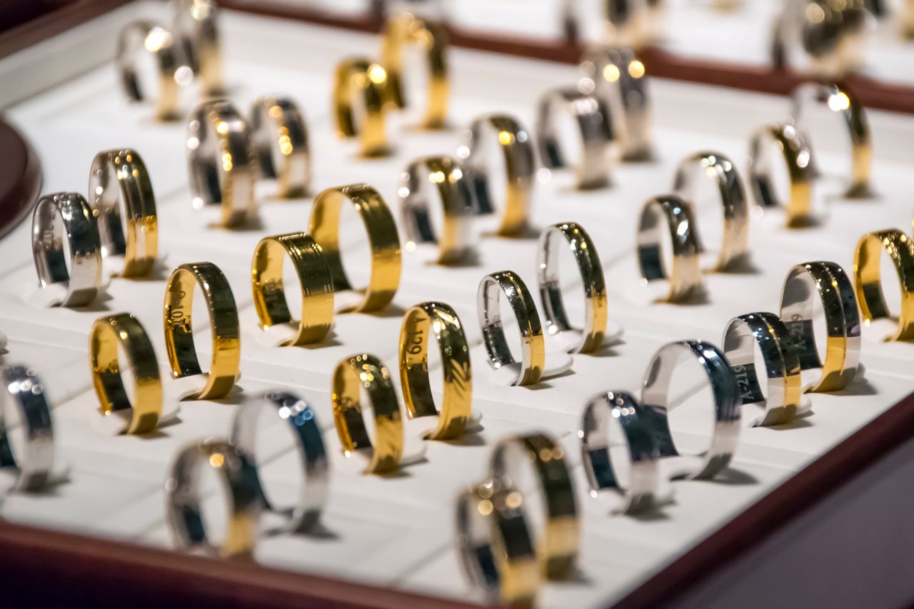 Mastering the First Impression: Your intriguing post title goes here A luxurious display of gold and silver rings, perfect for showcasing jewelry collections.
